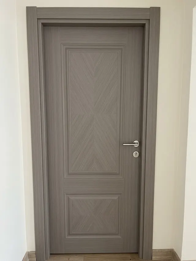 Gri balıksırtı CPL yüzeyli tablalı kapı, aynı renkte kasa ve pervaz